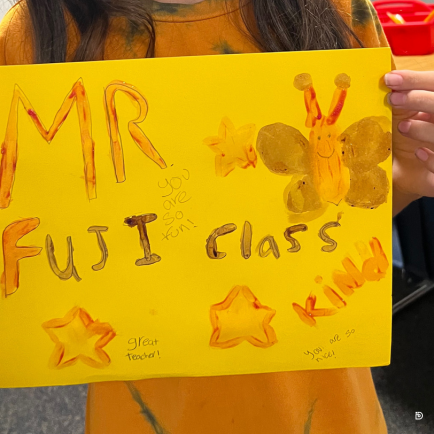 Estudiantes colaborando en línea de manera segura