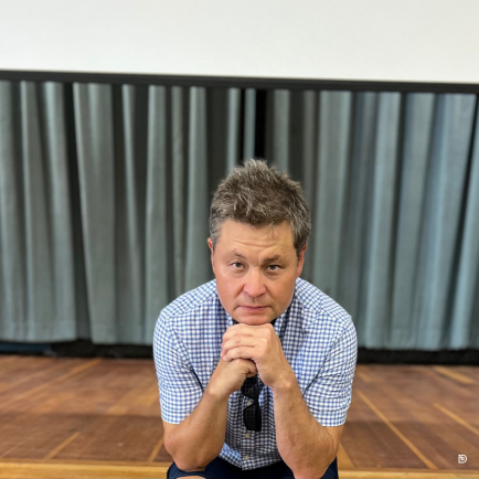 Docente con estudiantes en un aula