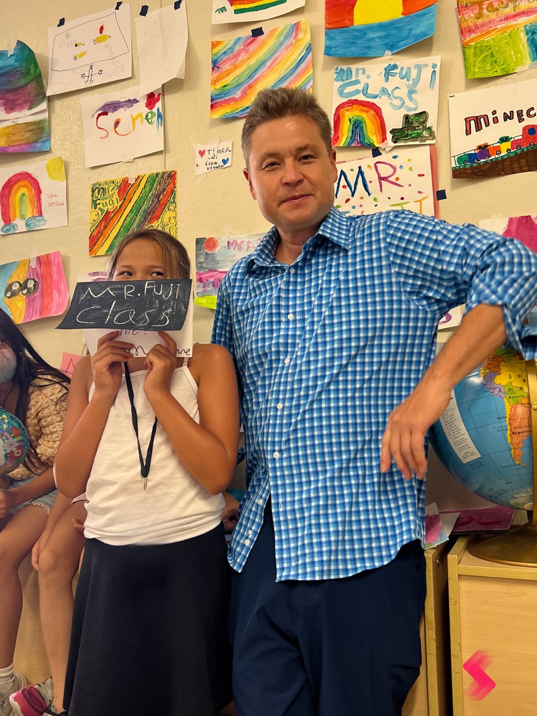 Estudiantes colaborando a través de una red educativa segura